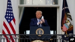 Американскиот претседател Доналд Трамп се обраќа на неговите приврзаници од Белата куќа 