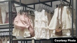 Полка с детской одеждой в магазине Наргис