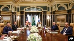 აშშ-ის სახელმწიფო მდივანი მარკო რუბიო, რუსეთის საგარეო საქმეთა მინისტრი სერგეი ლავროვი და სხვა ამერიკელი და რუსი ოფიციალური პირები ესწრებიან შეხვედრას საუდის არაბეთის დელეგაციასთან ერ-რიადში 17 თებერვალს.