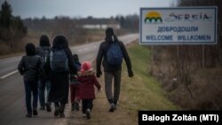 Külföldiek tartanak a szerb határon lévő Horgos 2 határátkelő felé 2020. január 31-én.