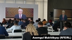 Журналисты следят за выступлением президента Касым-Жомарта Токаева в парламенте, находясь в зале в здании «Қазмедиа орталығы». 1 сентября 2021 года