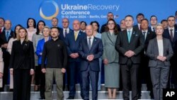 „Poză de familie” la începerea Conferinței pentru Refacerea Ucrainei, de la Berlin, cu președintele ucrainean Zelenski și cancelarul german Scholz în prim-plan. 