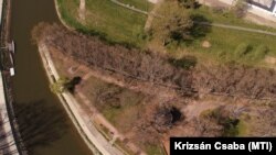  A lezárt Rába-parti sétány és Radó-sziget Győrben, 2020. április 11-én, még habzás nélkül