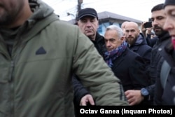 Călin Georgescu, alături de susținători, la secția de vot din comuna Mogoșoaia.