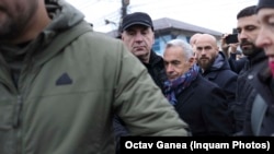 Călin Georgescu, alături de susținători, la secția de vot din comuna Mogoșoaia.