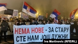 Studenti u protestu istakli su transparent na kom je ispisan slogan novogodišnjeg proteta "Nema nove - Za staru ste nam dužni", pred polazak u šetnju centrom Beograda, 31. decembra 2024.