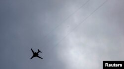 Архивска фотографија - Сирија -- Неидентификуван авион лета над сирискиот град Кобани, 23 октомври 2014 година