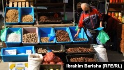 Foto e bërë në një treg në Prishtinë. 