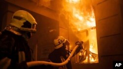 Tűzoltók munka közben Odesszában 2023. július 21-én