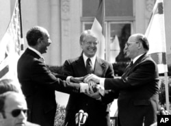 Președintele egiptean, Anwar Sadat (s), președintele american, Jimmy Carter (c), și premierul israelian, Menachem Begin, au semnat în 1979 tratatul de pace dintre Egipt și Israel. Tratatul este considerat una dintre marile reușite ale mandatului lui Carter.