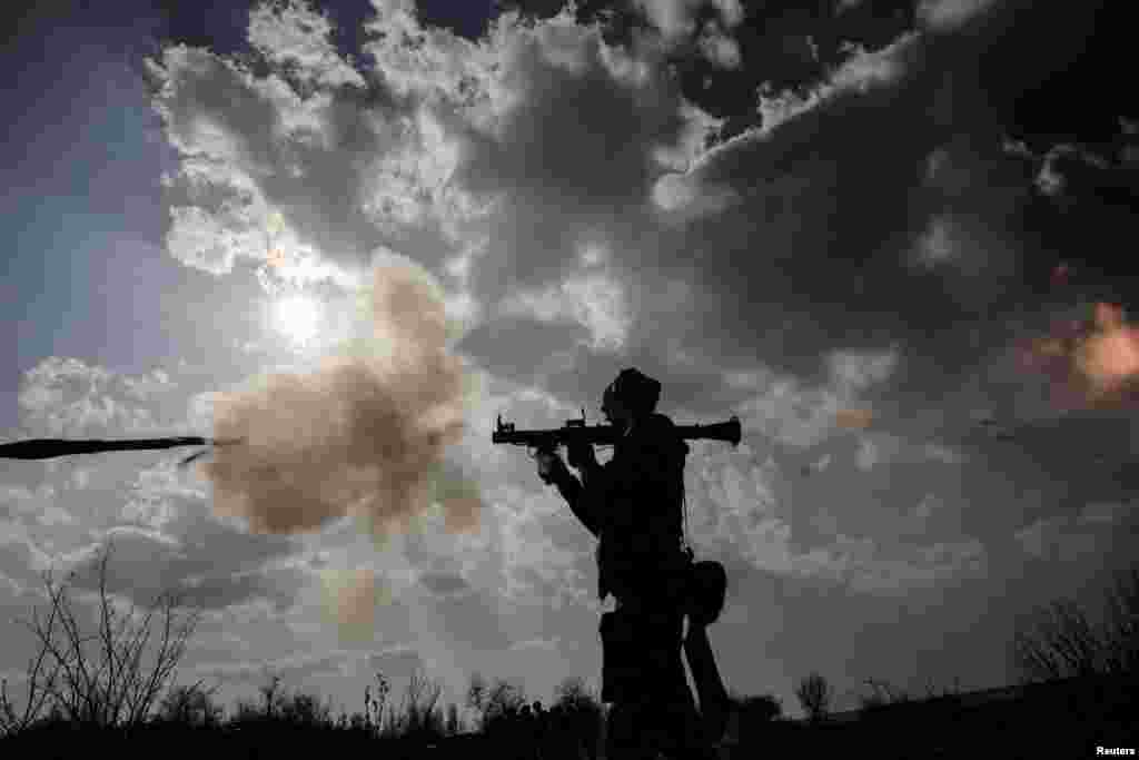 Ukrajinski vojnik koristi bacač granata tokom vježbe na nepoznatoj lokaciji na istoku Ukrajine.