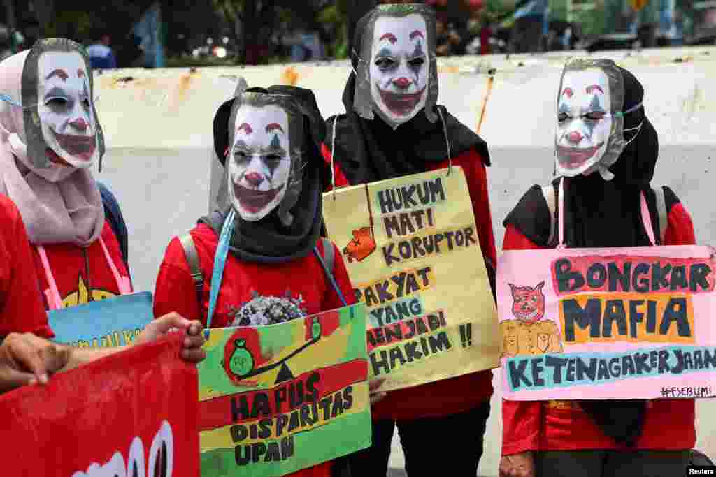 Punëtorë me maska të personazhit Xhoker gjatë një tubimi në Xhakartë, Indonezi.