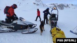 Веднага след като откриват пострадалата спасителите предприемат мерки, за да я затоплят