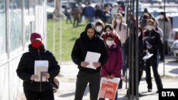 Опашка от безработни пред бюрото по труда в столичния кв. "Изток"
