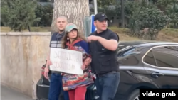 თაკო კურატიშვილს 9 აპრილის ქუჩაზე, პარლამენტის გვერდით მდებარე ტროტუარზე, ხელში საპროტესტო პლაკატი ეჭირა წარწერით: „ანწუხელიძე უკვდავია“.