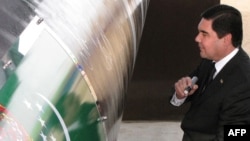 Президент Туркменистана Гурбангулы Бердымухаммедов на церемонии открытия ветки трубопровода в Шаттыке. 31 мая 2010 года.