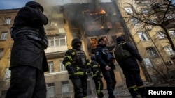 Pompierii sting un incendiu care a cuprins un bloc după un atac cu rachete rusești în Bahmut, 7 decembrie.