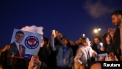 Протестиращи след ареста на Имамоглу в Истанбул