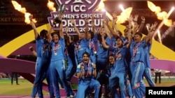 د هند د ښځو د کرکټ لوبغاړې د نړیوال جام تر ګټلو وروسته خوشالي کوي - د نومبر دویمې انځور.