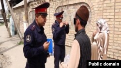 Фотография сделана во время разъяснительной кампании, ориентированной на тех, кто носит никаб в общественных местах в Джалал-Абаде.