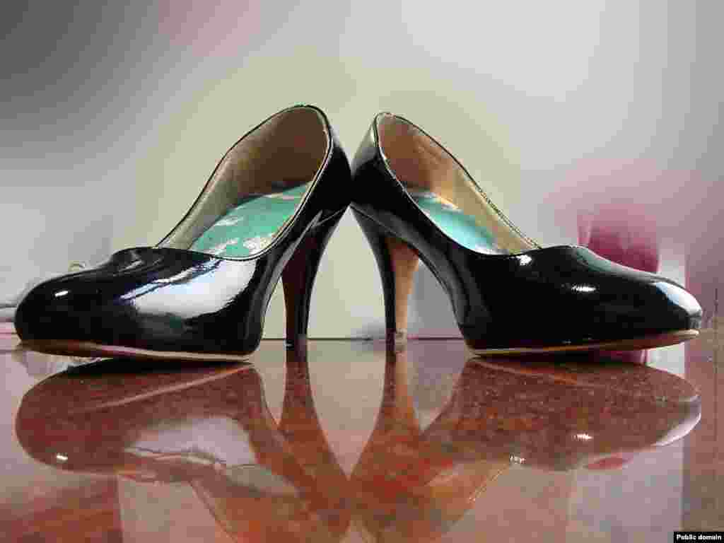 Високи потпетици - Дами, осигурајте се дека сте облечени пригодно доколку сакате да го посетите Универзитетот Шираз. На универзитетот е забрането носење високи потпетици, како дел од новиот код на однесување. 