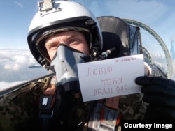 Денис не рассказывал деталей своей работы