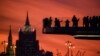 Turisták nézik Moszkva belvárosát a naplementében, 2019. november 25.