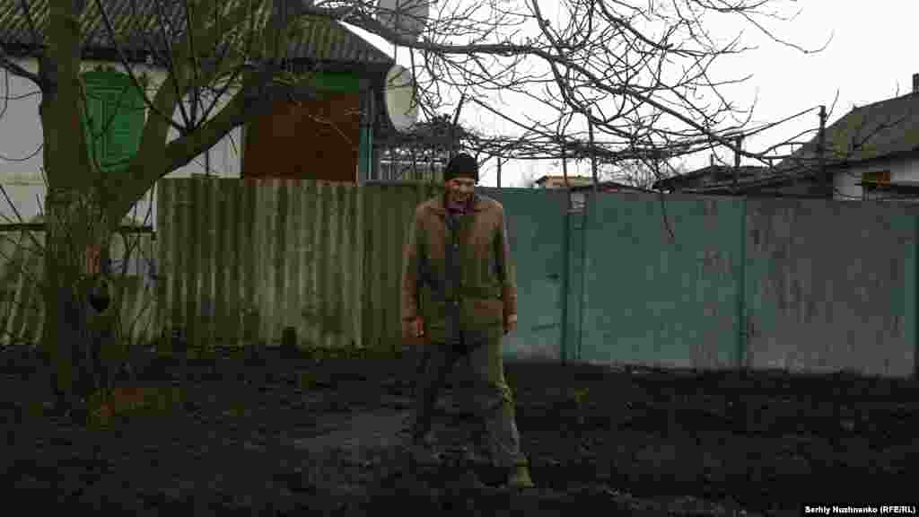 Terni egyik lakosa a háza előtt 2023 márciusában. A donyecki településért 2023 januárjában kezdődtek a harcok. Év eleje óta teljes megszállás alatt áll