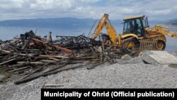 Отстранување на дивоградби на брегот на Охридското Езеро од страна на Општина Охрид. Еколошки здруженија реагираат дека тоа се прави на несоодветен начин со кој се уништуваат екосистемите
