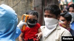 Ljekar pregleda stanovnike Daravija, jednog od najvećih siromašnih naselja, tzv. slamova u Aziji, Bombaj, Indija, 11. april, 2020. 