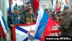 Участники отрядов «самообороны Севастополя» в строю на улице Ленина. Севастополь, 23 февраля 2015 года