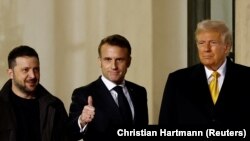 ვოლოდიმირ ზელენსკი, ემანუელ მაკრონი და დონალდ ტრამპი ელისეს სასახლეში შეხვედრის შემდეგ. 7 დეკემბერი, 2024 წელი