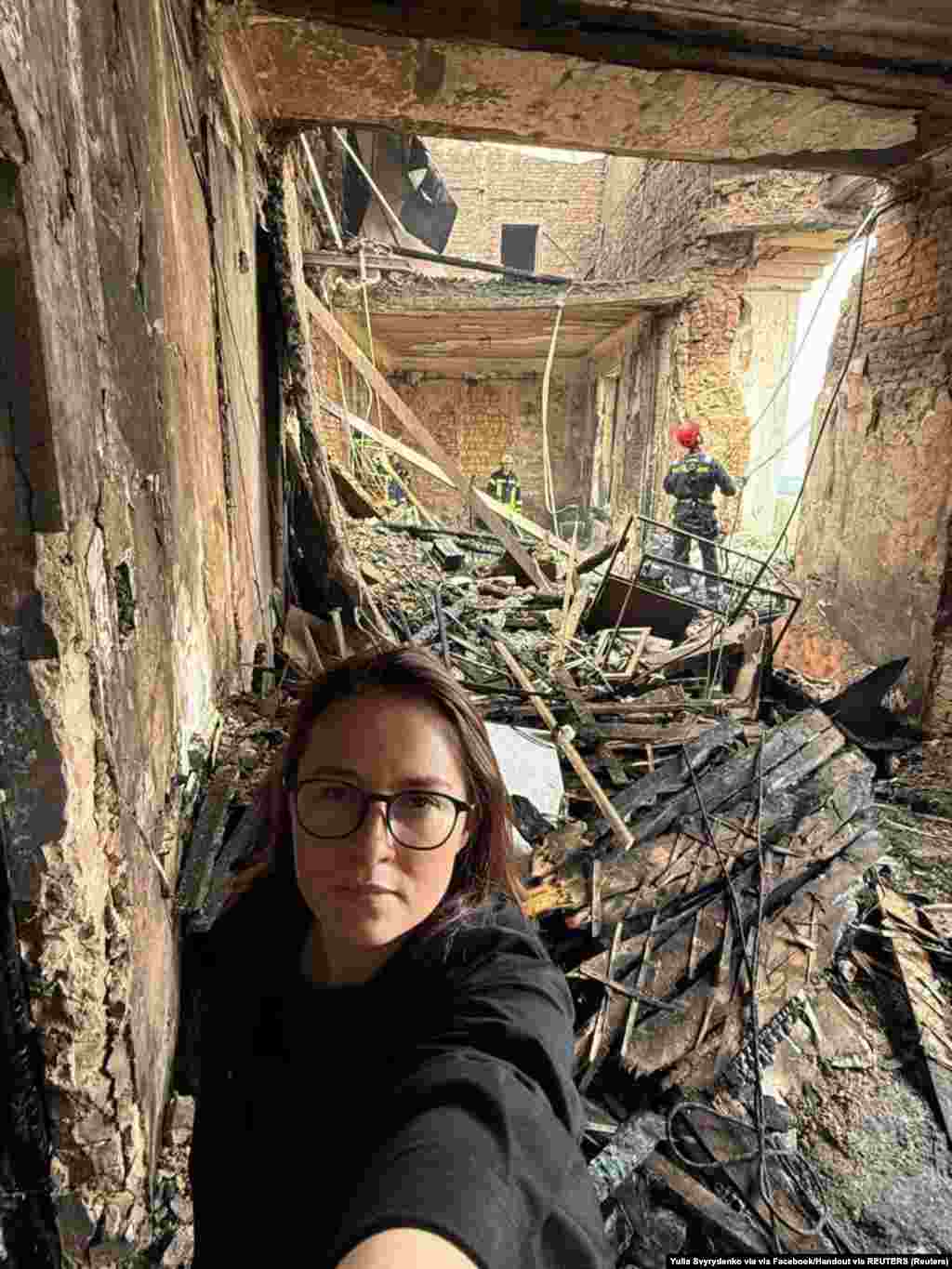 A miniszterelnök hozzátette, ebből is látszik, hogy Oroszország nem törekszik a békére, és felszólította a szövetségeseket, segítsenek megerősíteni Ukrajna légvédelmét. Julija Szviridenko ukrán miniszterelnök szelfije az orosz légicsapásban vasárnap kigyulladt kormányzati épületből