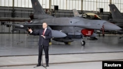 Полският президент Карол Навроцки във военна база в Полша, 11 септември 2025 г.