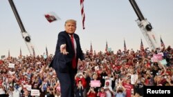 Поминав низ тоа и сега тие велат дека сум имун, им рече Трамп на поддржувачите, од кои малкумина држеа физичка дистанца или носеа маски на вчерашниот митинг во Флорида