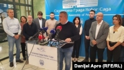 Opozicija u Novom Sadu postavlja pitanje kako da veruju institucijama kada su predstavnici vlasti dva puta otvarali Železničku stanicu i garantovali bezbednost putnika, 18. novembar 2024.