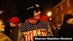 Donald Trump amerikai elnök egy szimpatizánsa egy tüntetésen a választás eredményét hitelesítő kongresszusi ülés előtti este, 2021. január 5-én, Washington fővárosban.