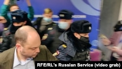 Unii dintre deputații ruși au fost arestați pentru că au participat la o întâlnire organizată de un grup „indezirabil”