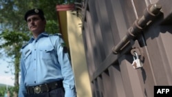 په اسلام اباد کې يو پوليس د سېو د چلډرن تړل شوي دفتر مخې ته (۲۰۱۵)