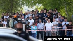 Луѓе пред училиштето во Казан. 11.05.2021.