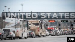 Mașinile așteaptă la coadă să intre în Statele Unite la un punct de trecere a frontierei la granița Canada-SUA din Blackpool, Quebec, Canada, pe 2 februarie 2025.