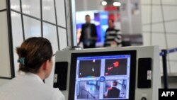 Punëtore shëndetësore në terminalin e Aeroportin e Shkupit - Foto nga arkivi.