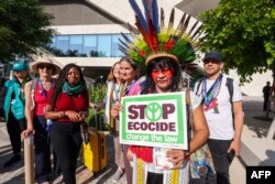 Stop ecocidului, cere o activistă indigenă. Dubai, 1 decembrie.