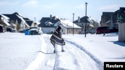 Snijeg je prekrio ulice u Pflugervilleu u Texasu 15. februar 2021.