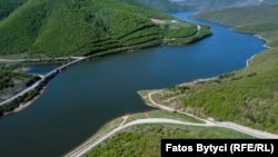 Liqeni i Badocit, rreth 18 kilometra në periferi të kryeqytetit, Prishtinë, Kosovë.