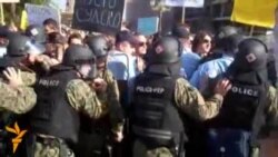Со специјалци против мирен протест