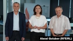 Victoria Coroban, gazda podcastului „Dincolo de știri”, alături de analiștii Nicolae Negru și Igor Boțan, în redacția Europei Libere de la Chișinău. 