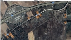 Ez pedig a Google Maps 2020-ban készült műholdfelvétele ugyanarról a területről. Itt is narancssárgával jelöltük be azokat az ingatlanokat, amelyek valóban léteznek, nem csak papíron. Grafika: Németh Dóra - Szabad Európa