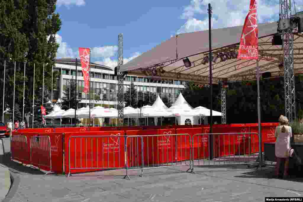 Svečanost crvenog tepiha održava se ispred Narodnog pozorišta Sarajevo.