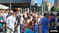 Nënshkrimi i peticionit nga serbët lokalë kundër urave të reja në Mitrovicë më 7 korrik.
